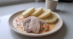 Altböhmische Sauce mit gekochter Schweineschulter: Zartes Fleisch und ausgewogen süß-saure Note Altböhmische Sauce mit Schweinefleisch und Gemüse