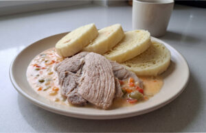 Altböhmische Sauce mit gekochter Schweineschulter: Zartes Fleisch und ausgewogen süß-saure Note Altböhmische Sauce mit Schweinefleisch und Gemüse