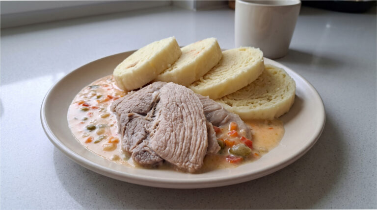 Altböhmische Sauce mit gekochter Schweineschulter: Zartes Fleisch und ausgewogen süß-saure Note