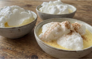 Vogelmilch: Luftige Schneeinseln mit zartem Vanillecreme Vogelmilch – traditionelles Dessert mit luftigen Schneeinseln und Vanillecreme