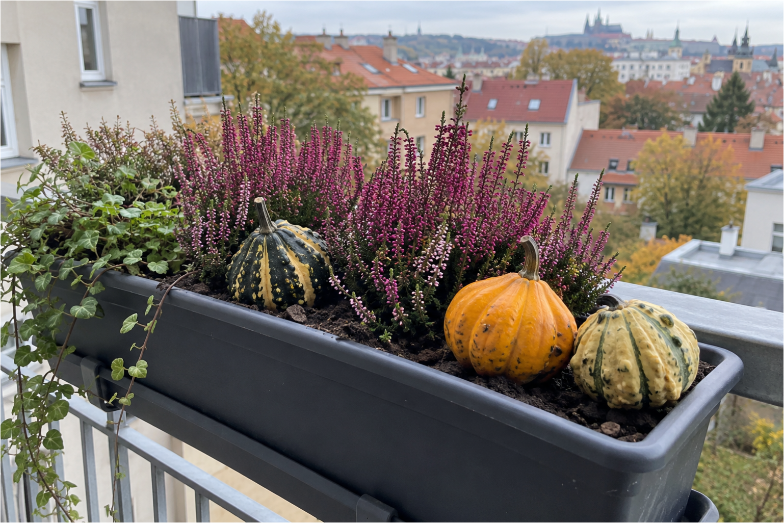 Stačí pár okrasných dýní: 20 podzimních dekorací, které zútulní vchod, balkon i domov