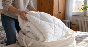 Sie haben die Winterdecke hervorgeholt und sie riecht muffig: Wann reicht Lüften und wann sollte man sie waschen? Winterdecke lüften oder waschen