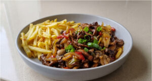 Schweinefleisch-Pfanne mit Pommes: Saftiges Fleisch, knackiges Gemüse und einfache Zubereitung Tipp fürs Wochenende: Schweinefleisch-Pfanne mit Pommes wie aus einem guten Restaurant