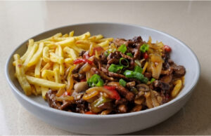 Schweinefleisch-Pfanne mit Pommes: Saftiges Fleisch, knackiges Gemüse und einfache Zubereitung Tipp fürs Wochenende: Schweinefleisch-Pfanne mit Pommes wie aus einem guten Restaurant