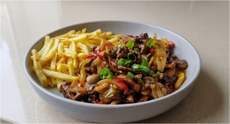 Schweinefleisch-Pfanne mit Pommes: Saftiges Fleisch, knackiges Gemüse und einfache Zubereitung