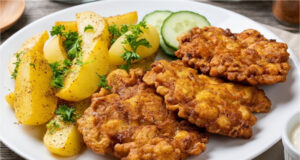 Zigeuner-Hähnchentaler ohne Panade: Saftige Plätzchen mit Zwiebeln, Curry und neuen Kartoffeln Saftige Zigeuner-Hähnchentaler ohne Panade mit Zwiebeln, Curry und neuen Kartoffeln