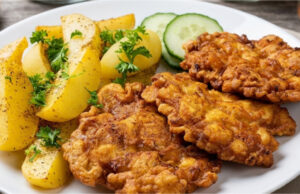 Zigeuner-Hähnchentaler ohne Panade: Saftige Plätzchen mit Zwiebeln, Curry und neuen Kartoffeln Saftige Zigeuner-Hähnchentaler ohne Panade mit Zwiebeln, Curry und neuen Kartoffeln