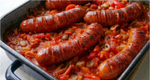 Zigeunerwürste mit Gemüse: Schnelle Pfanne mit Tomaten, Champignons und Gewürzgurken Zigeunerwürste mit Gemüse, Tomaten, Champignons und Gewürzgurken in der Pfanne