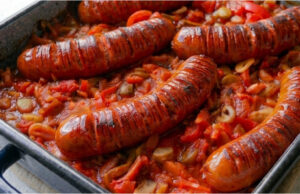 Zigeunerwürste mit Gemüse: Schnelle Pfanne mit Tomaten, Champignons und Gewürzgurken Zigeunerwürste mit Gemüse, Tomaten, Champignons und Gewürzgurken in der Pfanne