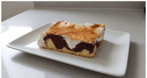 Zweifarbiger Kuchen mit Pudding und Sauerrahm: Saftiges Gebäck mit Zimtduft Zweifarbiger Kuchen mit Pudding und Sauerrahm aufgeschnitten