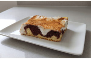 Zweifarbiger Kuchen mit Pudding und Sauerrahm: Saftiges Gebäck mit Zimtduft Zweifarbiger Kuchen mit Pudding und Sauerrahm aufgeschnitten