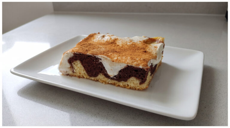 Zweifarbiger Kuchen mit Pudding und Sauerrahm: Saftiges Gebäck mit Zimtduft